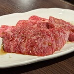 炭火焼肉ホルモン うらら - カルビは脂が乗りまくっていた。