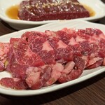 炭火焼肉ホルモン うらら - タン元はお値段安くボリューミーでお得！
