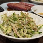 炭火焼肉ホルモン うらら - センマイ刺しはサッパリ系で、酢味噌をつけるとガツンと味変する。