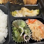 松風 - ご飯の横手には漬物や酢の物が並んだボリュームもバランスも良いお弁当でしたよ。
