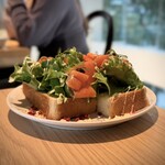 トライアングルカフェ - ■サーモンとアボカドのオープンサンド ￥1.716