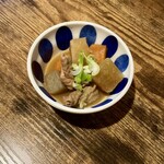 大衆酒場ハチドリ - お通し（もつ煮込み）
