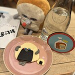 パンどろぼうカフェ - キャラの部分はクッキーになってて別皿に移して食後に食べます。
