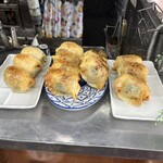 ひさご亭 - カウンターに並んだ配膳前の餃子。やっぱり皆んなオーダーするんだな！と。