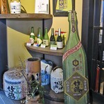 竹鶴酒造 - 製品の並ぶ棚 ＆ 木製の看板