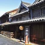 竹鶴酒造 - 『たけはら町並み保存地区』のメインストリート（本町通り）に面しています