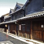 竹鶴酒造 - 『たけはら町並み保存地区』のメインストリート（本町通り）に面しています