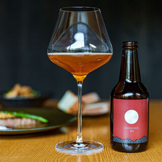 料理を彩る豊富なドリンク。自家醸造ビールやオリジナル日本酒も