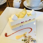 一夜城 ヨロイヅカ・ファーム - レモンピール、ホイップクリーム、上層は、ふあり滑らかレモン風味のレアチーズケーキ？ムース？下はレモンとカスタード系のぷりんのような〜