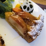 一夜城 ヨロイヅカ・ファーム - とろり柔らかい紅玉りんごとサクッとタルト生地。