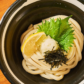 熟練職人が製麺したコシの強いうどんを熟成・生木桶醤油で味わう