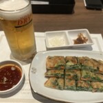 妻家房 - ちょい飲み手帳の生ビール・ニラチヂミ(小)・おかず2品\1,100