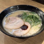 元祖博多 中洲屋台ラーメン 一竜 - 料理写真:赤ダレ豚骨ラーメン　910円