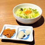 黒ブタかつれつ 大正亭 - サラダ、お漬物、らっきょう