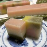 虎屋ういろ 本店 - 左：ひなまつりういろう  右： 春風ういろう