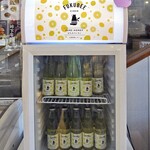 道の駅 たけはら - 「FUKUBEE CIDER はちみつレモン（２００ｍＬ）」の並ぶ冷蔵ショーケース