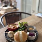 ペコリーノ・カフェ - ランチプレート
この日のメインはローストチキン
ハニーマスタードソースを添えて