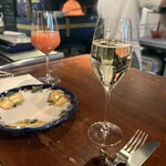 ダルブリガンテ - スプマンテとミモザをカウンターで