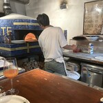 ダルブリガンテ - マルゲリータを窯からだす様子