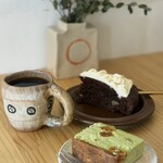 SÜ COFFEE - チョコキャロットケーキ、干し柿と抹茶のレアチーズケーキ、ハンドドリップコーヒー