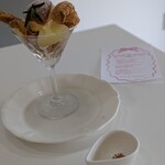 カフェ・ド・シナモニ - 出来立てスイーツ(あったか林檎パイパフェ)