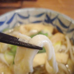 手打ちうどん　東行 - 太麺です。箸と比べて見てください。