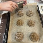 個室会席 北大路 八重洲茶寮 - 帰宅後、小腹が空いたので娘が焼いメロンパン（アールグレイ味）を食べた。