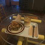 アバウトライフコーヒーブリュワーズ - カフェラテ（748円）とホウレン草とチキンサンドイッチ（1320円）