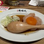 新時代 - 鳥刺しユッケ（低温で加熱してある）　悪くない
