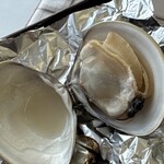 食堂はまかぜ - 開いた状態の焼きはまぐり