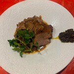 tent - 仔牛の牛タンと玉ねぎのたっぷり煮込み