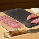 鮨 めい乃 - 能登から産直で引いたメジマグロ
      実に綺麗な色艶！