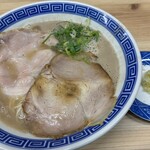 万来ラーメン - 料理写真:ラーメン(豚骨) 750円
小皿は擦りニンニク