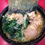 家系総本山 ラーメン 吉村家 - ラーメン、味玉、ほうれん草