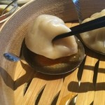 中国料理 「王朝」 ヒルトン東京 - 大きくてスープたっぷりの手作り小籠包♡ 合理的かつ安全にれんげを使わずこのままお皿へ！皮が付かないようにお花型抜きの人参スライスが挟んであります＼(^o^)／