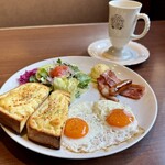 びっくりドンキー - 料理写真:ドンキースペシャルブレックファスト（目玉焼き＆チーズトースト）