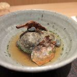 神保町 傳 - 石のゲージツ（笑）。黄金のお出汁をかけていただく揚げ出し豆腐（海老芋？）。ホコホコに身体が温まる一品