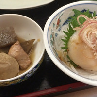 一つ木竹林草 - ランチの７つの小鉢のうちの２つ。刺身は絶品