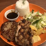 ステーキ ビッグボーイ - 料理写真:手ごねハンバーグ&グリルチキンプレート（サラダバー&スープバー付）¥1,595-