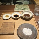 レストレ - 左から芥子、醤油、トンカツソース、塩