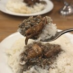 スマトラカレー 共栄堂 - スプーンでリフト。