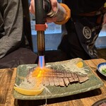 楽味家まるげん - 目の前で炙って薬味もかけてくれます