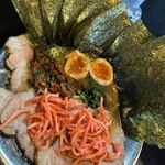 RAMEN HITONI YASASHIKU - 【ラーメン＝tpニラ辛×紅生姜sv味付玉子】