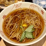 蕎麦切り 爾今 - かけそば　三つ葉が結んである！
