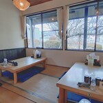 食堂 くろき - 店内(座敷）、手前にカギ型カウンターあります