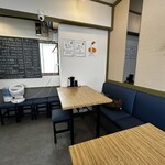 とんかつや さとう - 店内（テーブル4席×3卓）