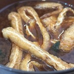 とんかつや さとう - お味噌汁：色は濃いけど味は濃すぎず、お揚げたっぷり