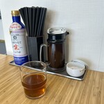 とんかつや さとう - 卓上セット：楊枝は麦茶コーナーに