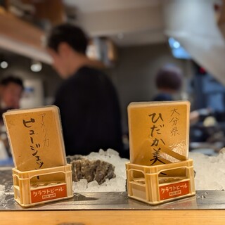 目の前には生牡蠣…温かみのあるカウンター席でゆったりと