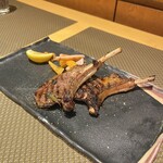 トラットリア ボーノボーノ - 骨付仔羊肉グリル、ローズマリー風味
